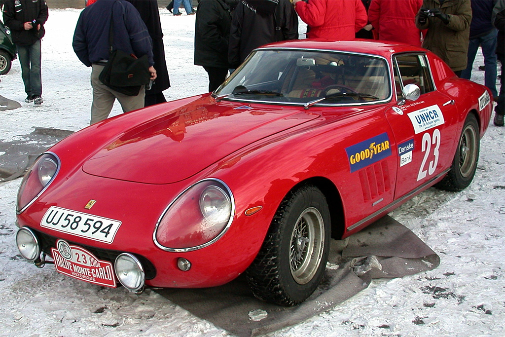 Kaj Bertelsen fra Viborg fremviser sin Ferrari 275 GTB fra 1965, Danmarks eneste, som han uden for konkurrence vil køre paradekørsel med og vise frem i ryttergården
(Foto: Michael Eisenberg)